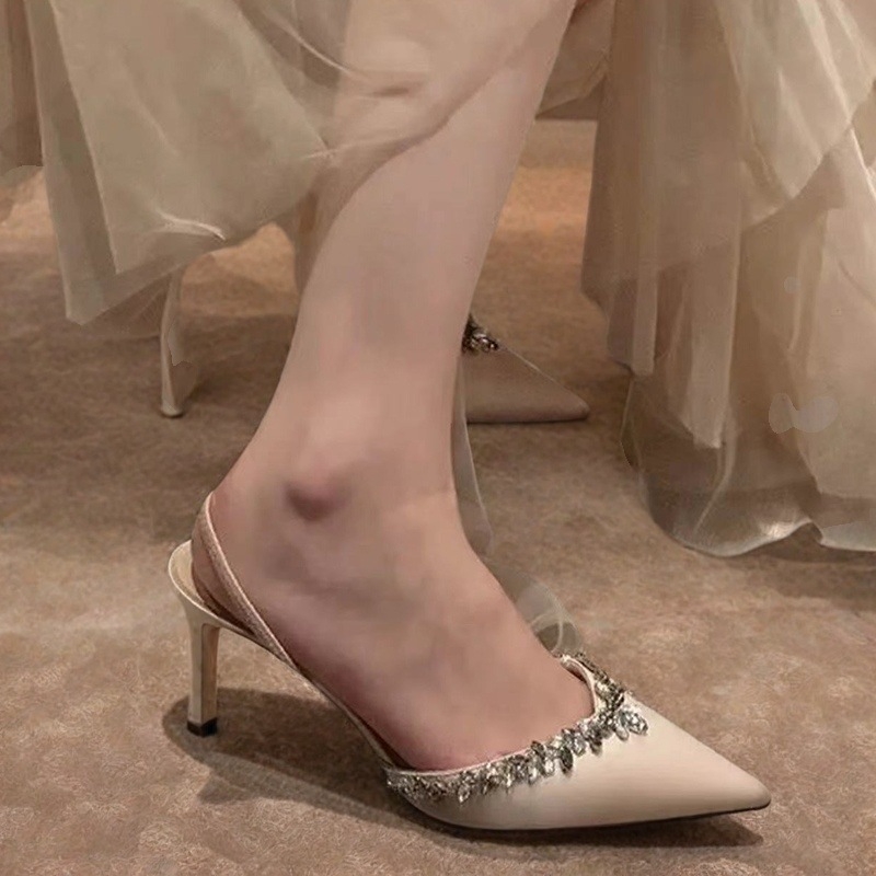 Egy pántos szatén szandál – hegyes orrú, belső juhbőrrel, gumitalppal (Őszi 2024)