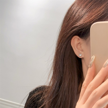 Szív alakú fülbevalók szimulált gyémántokkal, ezüst 925, elektroplatálás, könnyed luxus stílus (Fülbevalók; Anyag: Ezüst 925; Fülcsap anyag: 925 ezüst; Technika: Elektroplatálás; Tisztaság: 925)