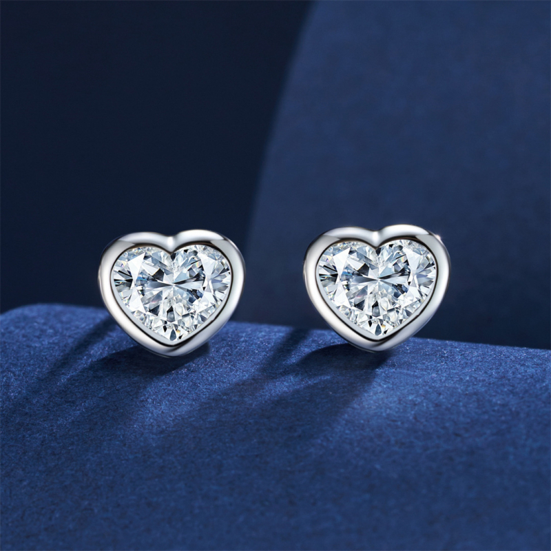 Szív alakú fülbevalók szimulált gyémántokkal, ezüst 925, elektroplatálás, könnyed luxus stílus (Fülbevalók; Anyag: Ezüst 925; Fülcsap anyag: 925 ezüst; Technika: Elektroplatálás; Tisztaság: 925)