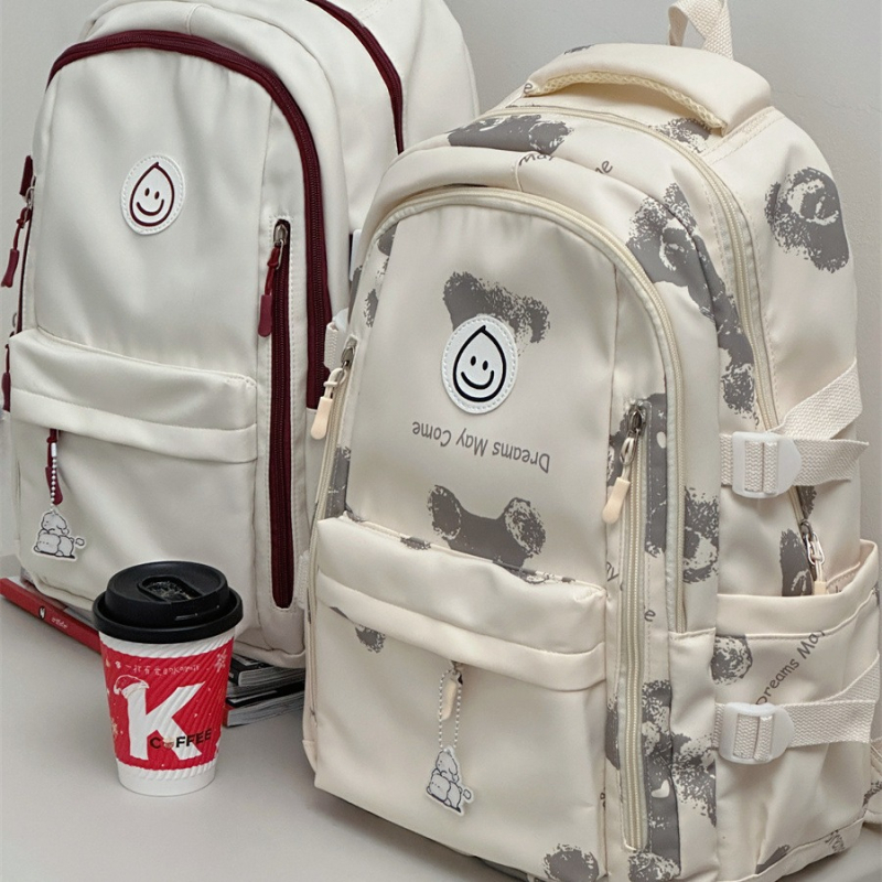 Iskolai hátizsák poliészter, cipzáras nyitás, belső cipzáros zseb, puha háromdimenziós forma, belső réteg