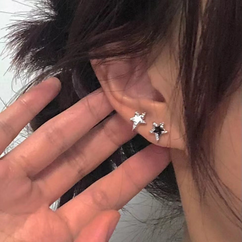 Ženske asimetrične naušnice u obliku petokrake zvijezde – geometrijske legirane naušnice, galvanizirana završna obrada