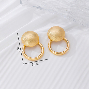 Par elegantnih geometrijskih naušnica s izrezanim kružnim oblikom i mat završetkom za žene; Materijal: željezo; Postupak: elektropliranje; Oblik: geometrijski; Materijal igle za uho: nehrđajući čelik