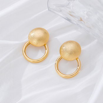 Par elegantnih geometrijskih naušnica s izrezanim kružnim oblikom i mat završetkom za žene; Materijal: željezo; Postupak: elektropliranje; Oblik: geometrijski; Materijal igle za uho: nehrđajući čelik