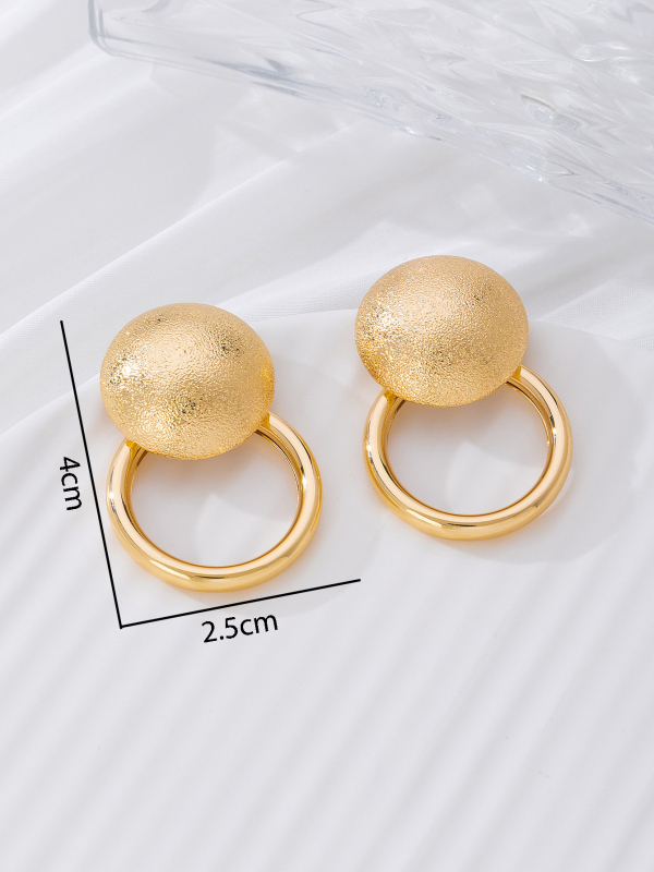 Par elegantnih geometrijskih naušnica s izrezanim kružnim oblikom i mat završetkom za žene; Materijal: željezo; Postupak: elektropliranje; Oblik: geometrijski; Materijal igle za uho: nehrđajući čelik