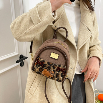 Nylon hátizsák, városi minimalist stílus, cipzáras záródás, zseb a dokumentumoknak, Téli 2025