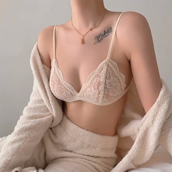 Σουτιέν με τρίγωνες cups, δαντελωτό ύφασμα, υπερλεπτές μορφοποιημένες cups, επένδυση από βαμβάκι, σταθερές διπλές τιράντες