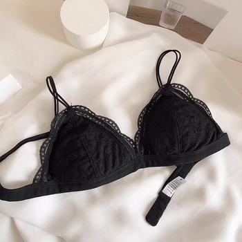 Σουτιέν με τρίγωνες cups, δαντελωτό ύφασμα, υπερλεπτές μορφοποιημένες cups, επένδυση από βαμβάκι, σταθερές διπλές τιράντες