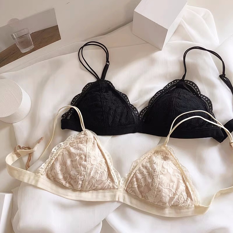 Σουτιέν με τρίγωνες cups, δαντελωτό ύφασμα, υπερλεπτές μορφοποιημένες cups, επένδυση από βαμβάκι, σταθερές διπλές τιράντες