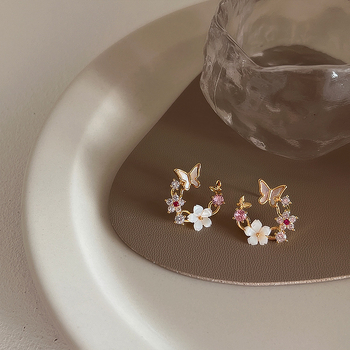 Naušnice – materijal od perle, geometrijski dizajn, brend RONERAI