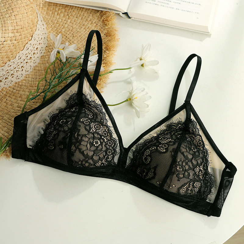 Δαντελένιο σουτιέν με τρίγωνική κούπα, λεπτός διαμορφωμένος κύπελλος, επένδυση από σπόγγο, κύριο ύφασμα νάιλον 80%, αναπνέσιμο και άνετο