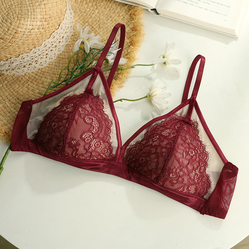 Δαντελένιο σουτιέν με τρίγωνική κούπα, λεπτός διαμορφωμένος κύπελλος, επένδυση από σπόγγο, κύριο ύφασμα νάιλον 80%, αναπνέσιμο και άνετο