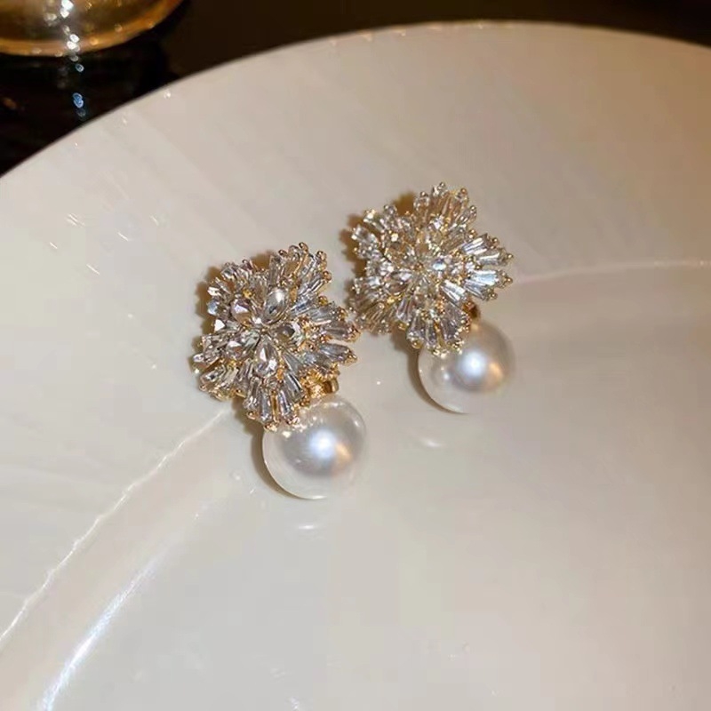 Naušnice s cvjetnim dizajnom (Brend: QH; Materijal: Metal; Obrada: Elektroplating; Za žene)