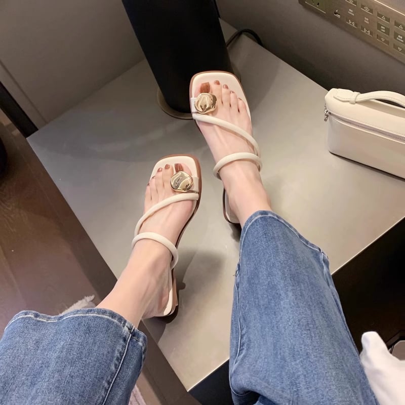 Ženske outdoor sandale s klinastim petom, remen oko prstiju, prozračna gornja strana, gumena potplat