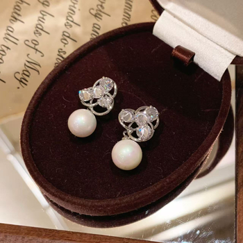 Réz fülbevalók virág alakú, elektroplatírozott felülettel, 925 ezüst fülcsapokkal