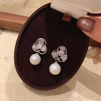 Réz fülbevalók virág alakú, elektroplatírozott felülettel, 925 ezüst fülcsapokkal