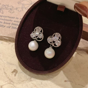 Réz fülbevalók virág alakú, elektroplatírozott felülettel, 925 ezüst fülcsapokkal