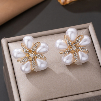 Naušnice s umjetnim perlama i dijamantnim ukrasom u obliku cvijeta, s iglom od nehrđajućeg čelika, visoke klase