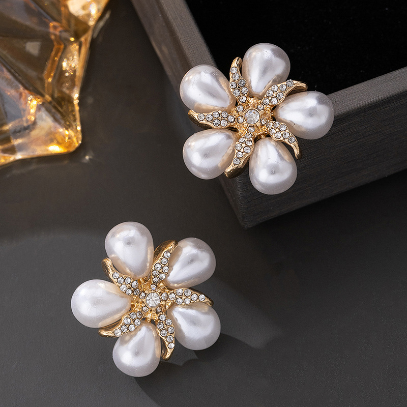 Naušnice s umjetnim perlama i dijamantnim ukrasom u obliku cvijeta, s iglom od nehrđajućeg čelika, visoke klase