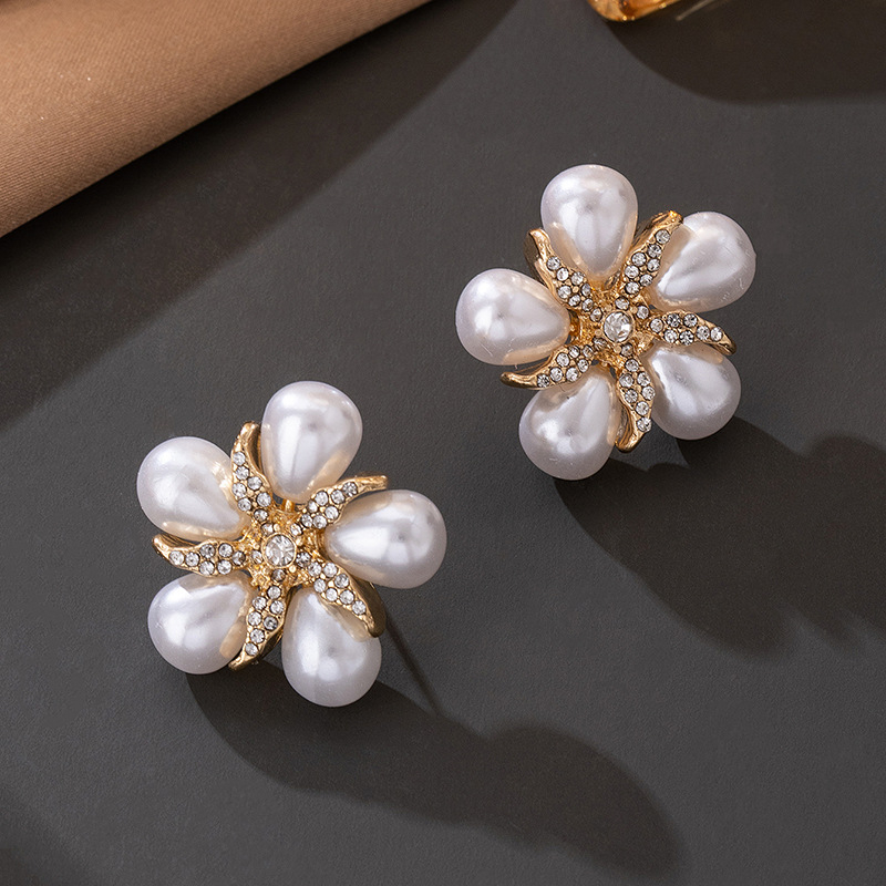 Naušnice s umjetnim perlama i dijamantnim ukrasom u obliku cvijeta, s iglom od nehrđajućeg čelika, visoke klase