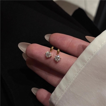 Fülbevalók — Imitált Moissanit, Réz, Elektroplating, Divat, Nyár 2021 (Anyag: Réz; Bevonat: Elektroplating; Stílus: Divat; Szezon: Nyár 2021; Nőknek)