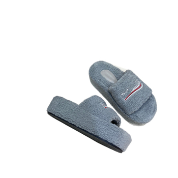 Női szőrme papucs műszőr felsővel, báránygyapjú bélés, kerek orr, gumírozott talp, hímzett mintázat, téli mindennapi