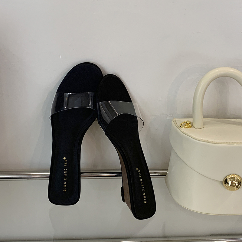 Átlátszó PVC szandál, kerek orrú, PU talp és PU bélés, nyár 2025