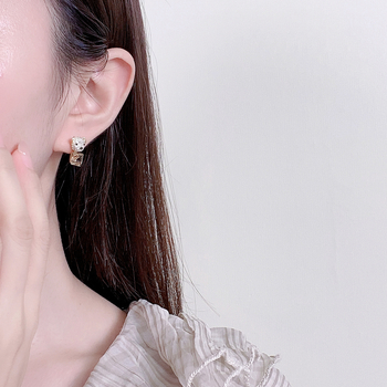 Fülbevalók kismedve formájú, rézötvözet alapú, ezüst 925 tűvel, elektroplakálás, könnyed luxus stílus