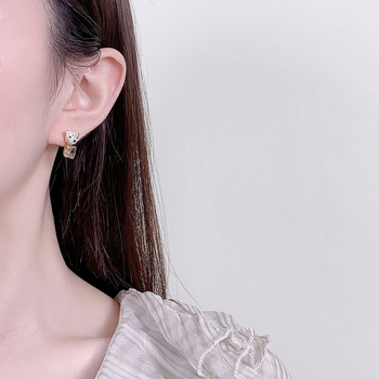 Fülbevalók kismedve formájú, rézötvözet alapú, ezüst 925 tűvel, elektroplakálás, könnyed luxus stílus