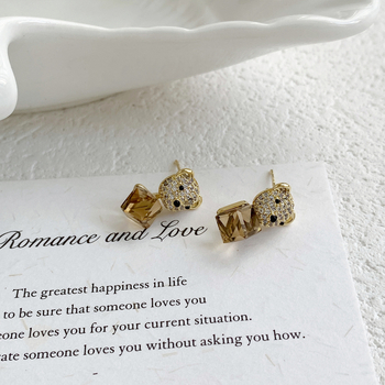 Fülbevalók kismedve formájú, rézötvözet alapú, ezüst 925 tűvel, elektroplakálás, könnyed luxus stílus