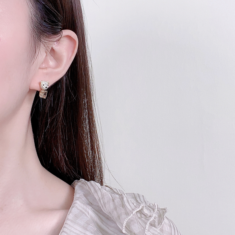 Fülbevalók kismedve formájú, rézötvözet alapú, ezüst 925 tűvel, elektroplakálás, könnyed luxus stílus