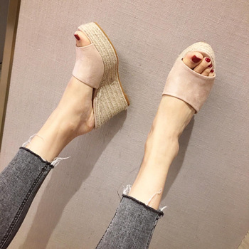 Ženske sandale na klinu s pletenim konopljinim užetom, gornji dio od velura, debeli potplat