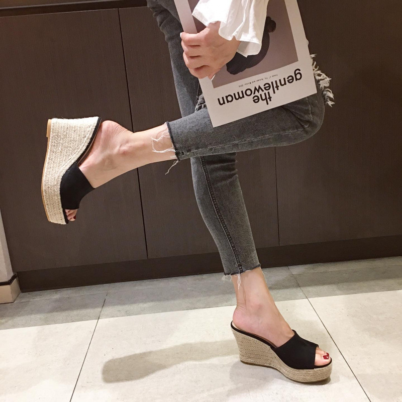 Ženske sandale na klinu s pletenim konopljinim užetom, gornji dio od velura, debeli potplat