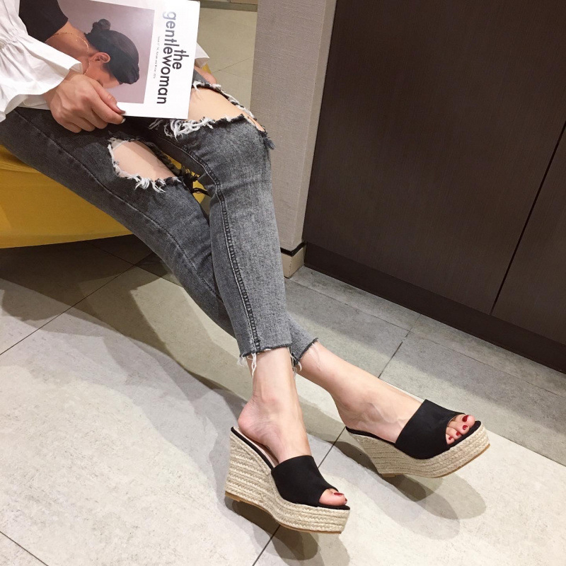 Ženske sandale na klinu s pletenim konopljinim užetom, gornji dio od velura, debeli potplat