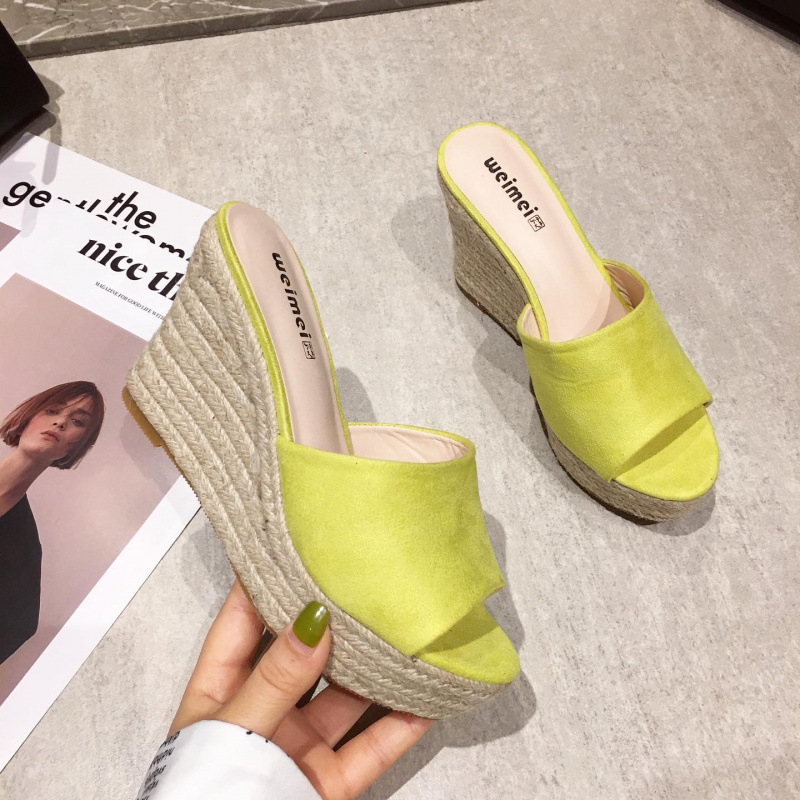 Ženske sandale na klinu s pletenim konopljinim užetom, gornji dio od velura, debeli potplat