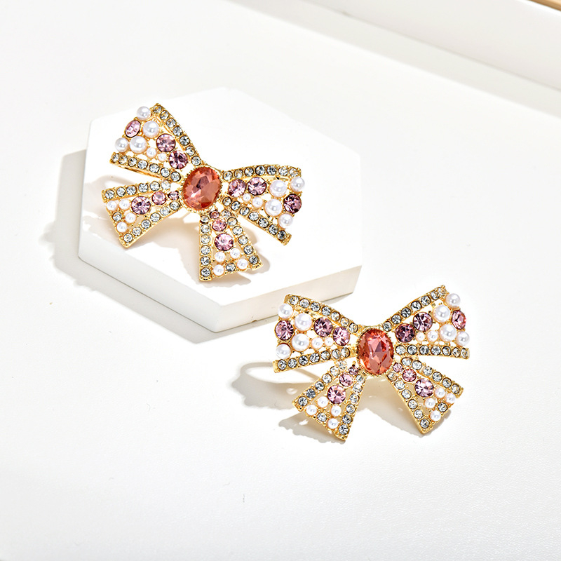 Naušnice s mašnicom od kristala, miješani materijali; kristalni završetak; stil lagani luksuz; za žene.