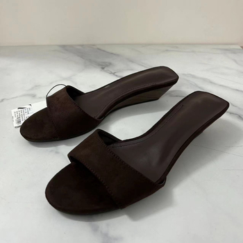 Szandálok négyzetes orrú, felsőrész: szuper rost, belső PU, talp: gumi, szabadidős stílus.