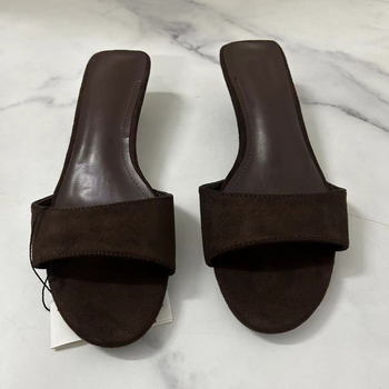 Szandálok négyzetes orrú, felsőrész: szuper rost, belső PU, talp: gumi, szabadidős stílus.