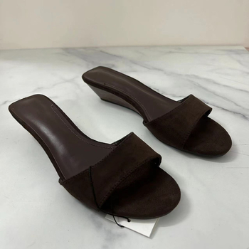 Szandálok négyzetes orrú, felsőrész: szuper rost, belső PU, talp: gumi, szabadidős stílus.