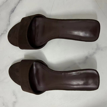 Szandálok négyzetes orrú, felsőrész: szuper rost, belső PU, talp: gumi, szabadidős stílus.