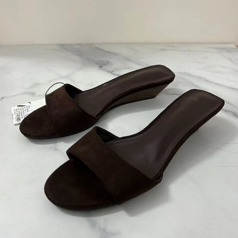 Szandálok négyzetes orrú, felsőrész: szuper rost, belső PU, talp: gumi, szabadidős stílus.