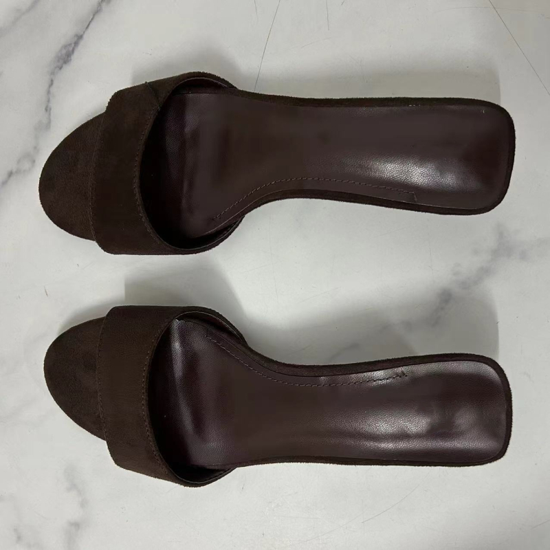 Szandálok négyzetes orrú, felsőrész: szuper rost, belső PU, talp: gumi, szabadidős stílus.