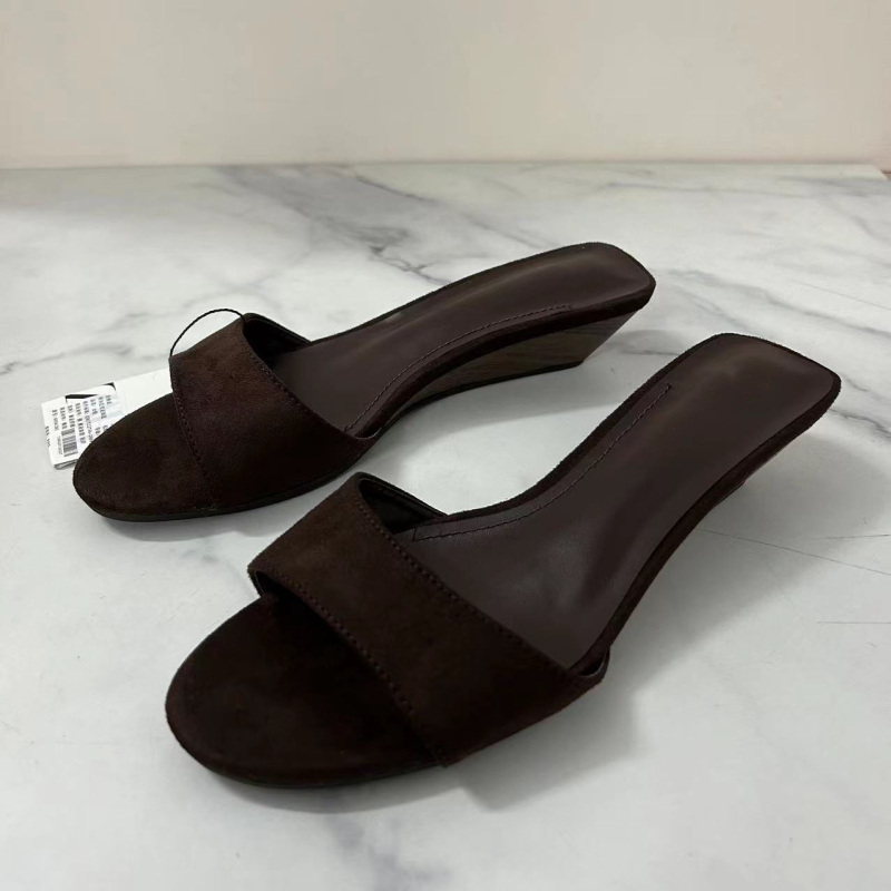 Szandálok négyzetes orrú, felsőrész: szuper rost, belső PU, talp: gumi, szabadidős stílus.