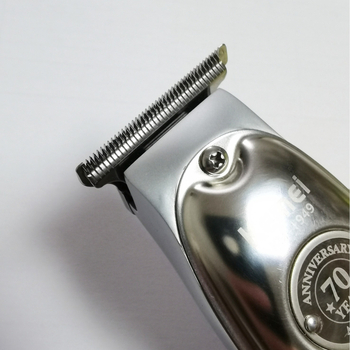 Kemei 1949-hez való cserélhető hajvágófej, kerámia vágóél, brushless motor, kettős tápegység (töltés vagy közvetlen áram), vízálló, egész test mosható