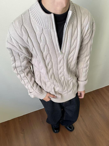 Muški pleteni džemper s poluzipom, opuštenog kroja, stojeći ovratnik, dugi rukav, detalj prevrnutog cvijeta, pamukasto-polyester smjesa