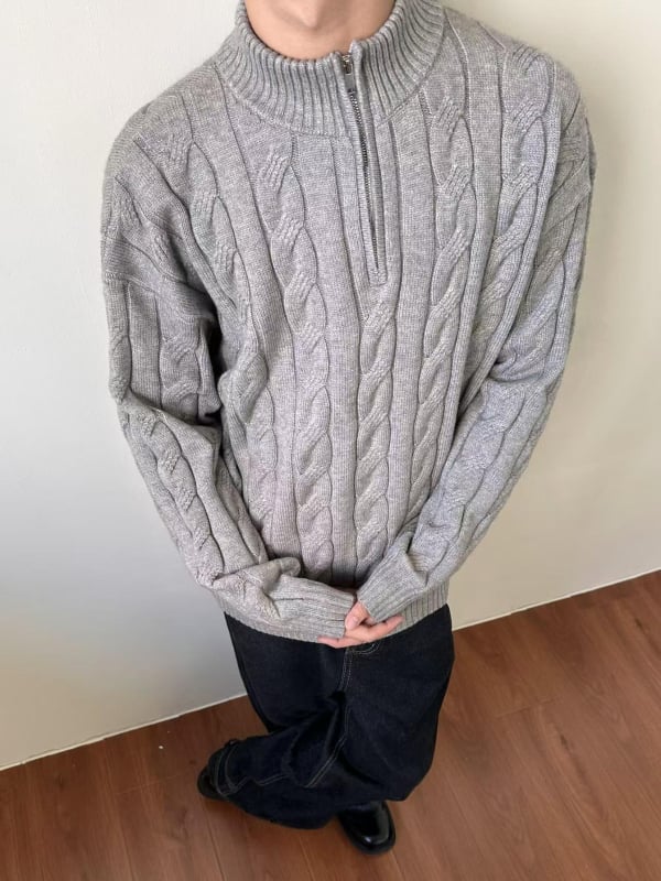 Muški pleteni džemper s poluzipom, opuštenog kroja, stojeći ovratnik, dugi rukav, detalj prevrnutog cvijeta, pamukasto-polyester smjesa