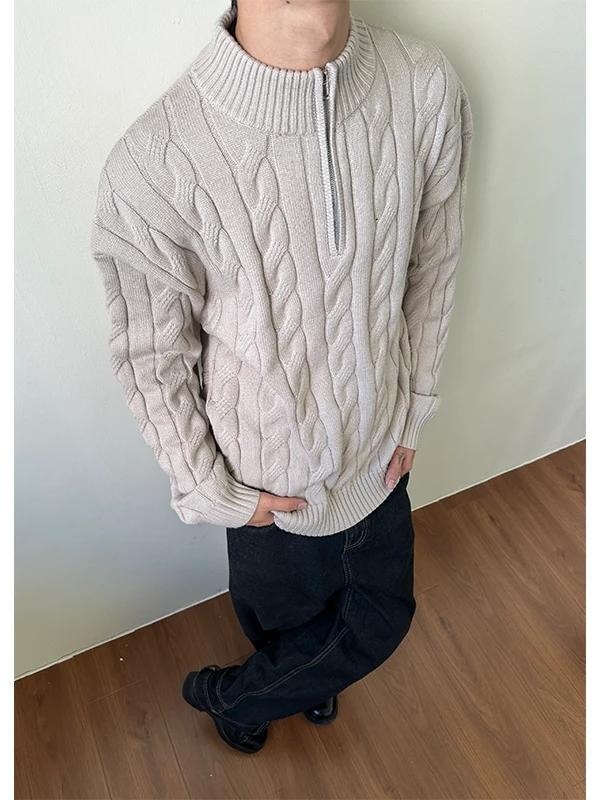 Muški pleteni džemper s poluzipom, opuštenog kroja, stojeći ovratnik, dugi rukav, detalj prevrnutog cvijeta, pamukasto-polyester smjesa