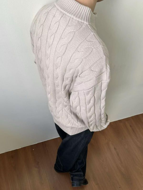 Muški pleteni džemper s poluzipom, opuštenog kroja, stojeći ovratnik, dugi rukav, detalj prevrnutog cvijeta, pamukasto-polyester smjesa