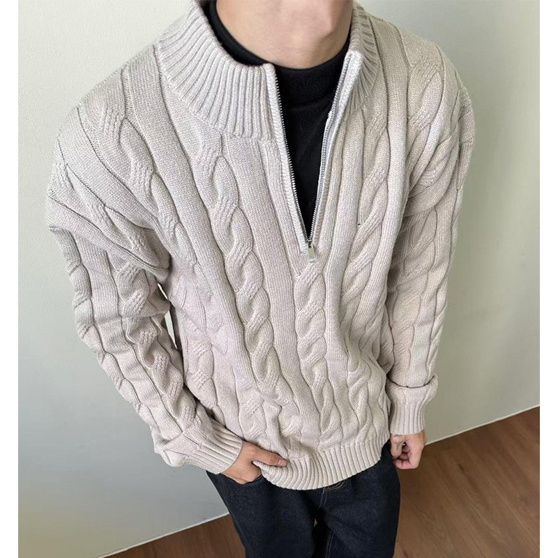 Muški pleteni džemper s poluzipom, opuštenog kroja, stojeći ovratnik, dugi rukav, detalj prevrnutog cvijeta, pamukasto-polyester smjesa