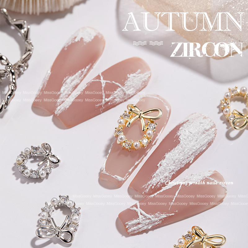 Декорации за нокти: светъл лукс коледен венец за нокти, циркони, перли, триизмерни кристали и панделка (Материали: метал, пластмаса; Шаблон: верига; Нетно съдържание: 0.05 кг; Бранд: miss gooey)