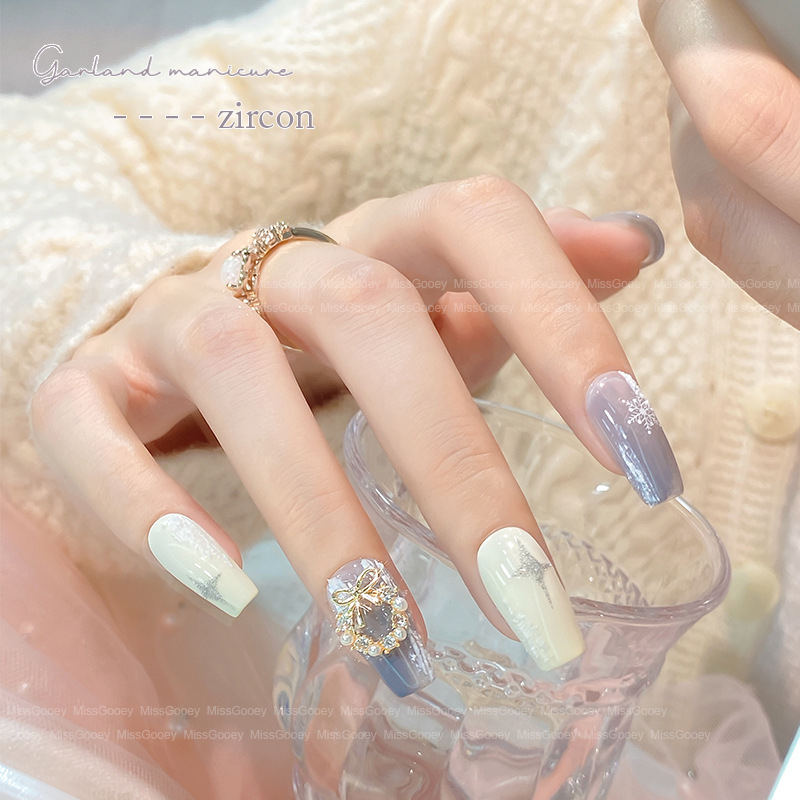 Декорации за нокти: светъл лукс коледен венец за нокти, циркони, перли, триизмерни кристали и панделка (Материали: метал, пластмаса; Шаблон: верига; Нетно съдържание: 0.05 кг; Бранд: miss gooey)